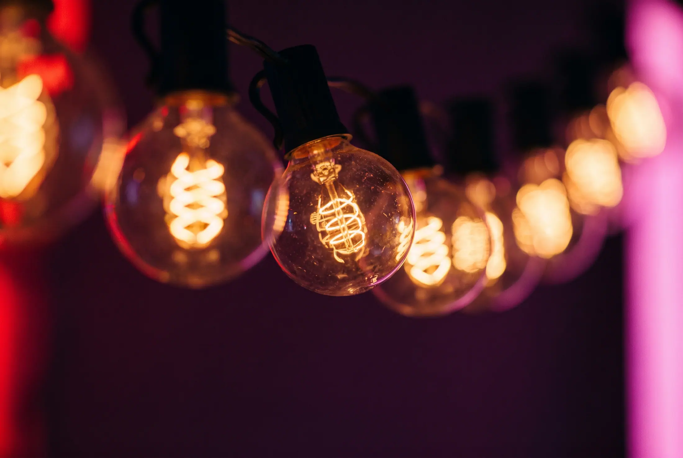 Guirlande d'ampoules à filament, gros plan sur le verre et la lumière chaude